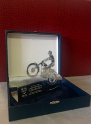 trofeo in acciaio inox traforato e inciso. personalizzabile in forma e dimensione